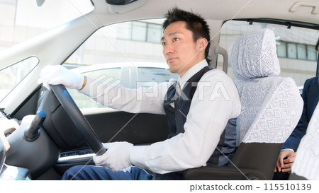 戴著白手套的男司機計程車司機的照片 戴著白手套的男司機計程車司機的照片 115510139