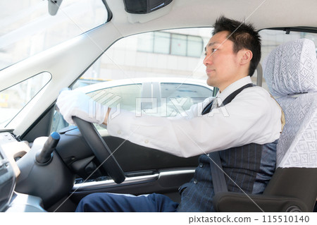 戴著白手套的男司機計程車司機的照片 戴著白手套的男司機計程車司機的照片 115510140