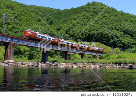 鮮綠的高橋川博備線特急八雲(273系列車:岡山⇔出雲市) 鮮綠的高橋川博備線特急八雲(273系列車:岡山⇔出雲市) 115510242