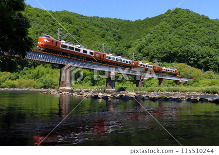 鮮綠的高橋川博備線特急八雲（273系列車：岡山⇔出雲市） 115510244