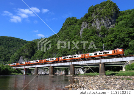 鮮綠的高橋川博備線特急八雲（273系列車：岡山⇔出雲市） 115510252