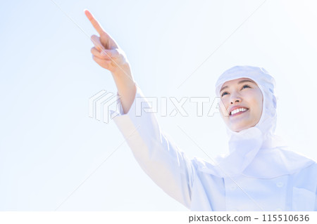 一位在面向未來的食品工廠工作的年輕女性 115510636