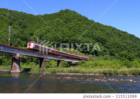 Fresh greenery on the Takahashi River and the Hakubi Line Limited Express Yakumo: 381 Series Train (Okayama ⇔ Izumo City) Fresh greenery on the Takahashi River and the Hakubi Line Limited Express Yakumo: 381 Series Train (Okayama ⇔ Izumo City) 115511099