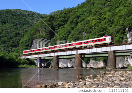 Fresh greenery on the Takahashi River and the Hakubi Line Limited Express Yakumo: 381 Series Train (Okayama ⇔ Izumo City) Fresh greenery on the Takahashi River and the Hakubi Line Limited Express Yakumo: 381 Series Train (Okayama ⇔ Izumo City) 115511101