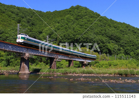 鮮綠的高橋川·博備線特急八雲：381系列車（岡山⇔出雲市） 115511143