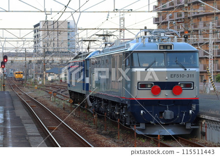 九州地區新型電力機車(EF510型300系列)停靠倉敷站 九州地區新型電力機車(EF510型300系列)停靠倉敷站 115511443