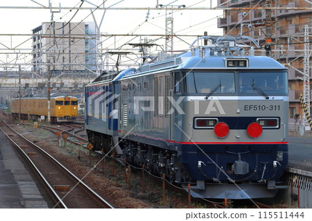 九州地區新型電力機車（EF510型300系列）停靠倉敷站 115511444