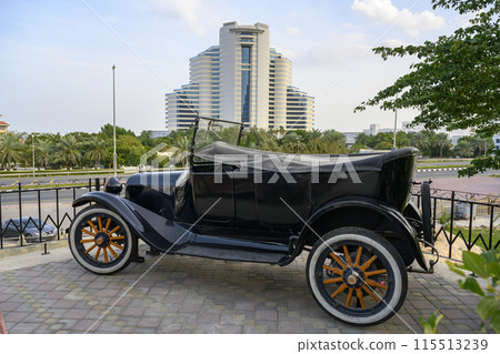 An old convertible black retro car from the beginning of the 20th century 115513239