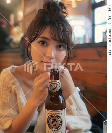 咖啡館裡喝啤酒的女人 115513602