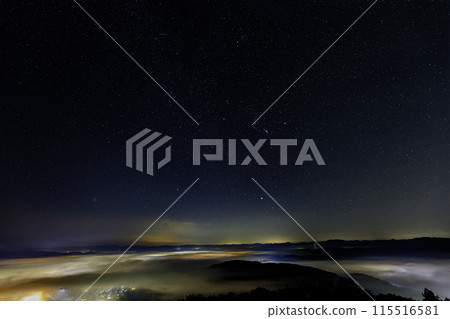 從廣島縣三好市桐之海天文台看到的雲海、獵戶座和冬季大三角 從廣島縣三好市桐之海天文台看到的雲海、獵戶座和冬季大三角 115516581