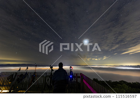 Starry sky from the Sea of Fog Observatory in Miyoshi City, Hiroshima Prefecture. Venus obscured by thin clouds 115516597
