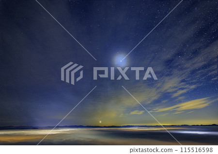 The moon and Venus rising from the sea of clouds at the Kiri no Umi Observatory in Miyoshi City, Hiroshima Prefecture 115516598
