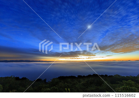 廣島縣三好市霧之海展望台,月亮和金星在雲海和日出天空閃耀 廣島縣三好市霧之海展望台,月亮和金星在雲海和日出天空閃耀 115516602