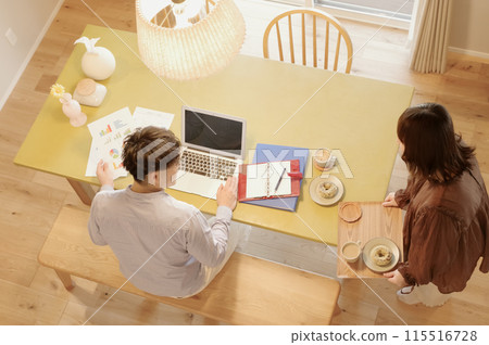 Men and women enjoying coffee time Men and women enjoying coffee time 115516728