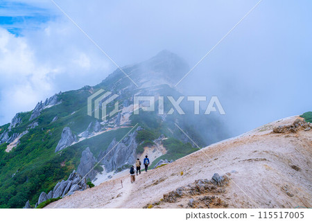 [Mountain climbing material] The ridgeline of Mt. Tsurugidake in summer and the rising clouds [Nagano Prefecture] 115517005