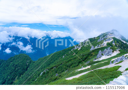 [Mountain climbing material] The ridgeline of Mt. Tsurugidake in summer and the rising clouds [Nagano Prefecture] 115517006