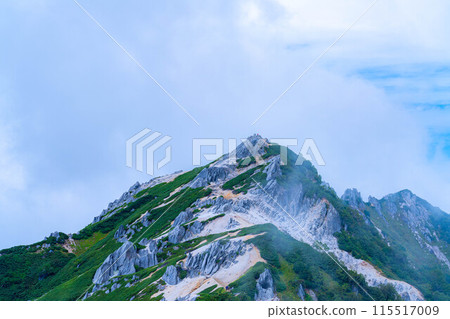 [Mountain climbing material] The ridgeline of Mt. Tsurugidake in summer and the rising clouds [Nagano Prefecture] 115517009
