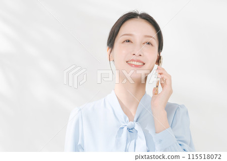 Young woman making a phone call 115518072