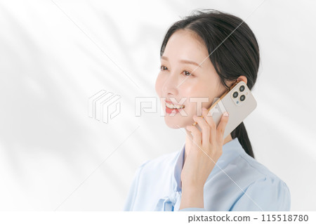 打電話的女人的個人資料 115518780