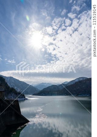 初冬的黑部水壩看到的陽光和風景（垂直） 115519145