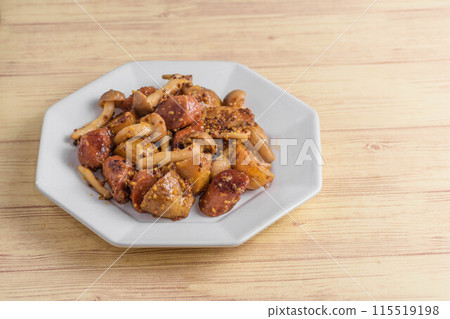 Sausages and potatoes stir-fried with whole grain mustard 115519198