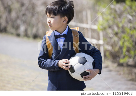 拿著足球走路的小學生入口圖像 115519462
