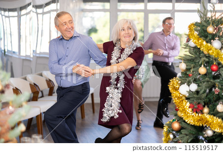 Elderly man and elderly woman dance twist 115519517