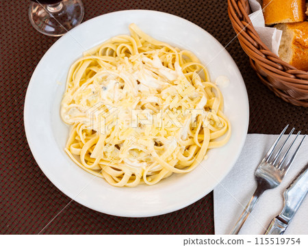 Tagliatelle pasta with Roquefort cheese sauce and wine Tagliatelle pasta with Roquefort cheese sauce and wine 115519754