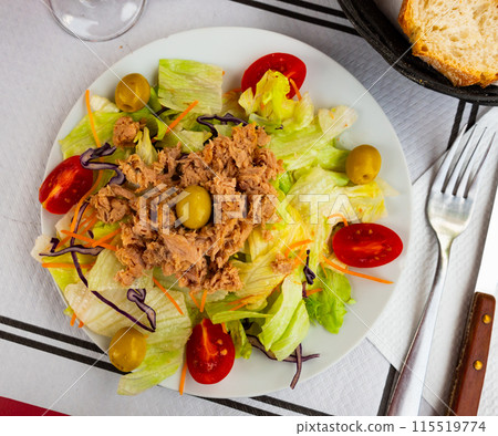 Salad of fresh vegetables with olives and canned tuna 115519774