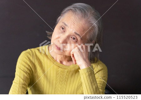 Worried senior woman 115520523
