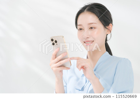 操作智能手機的女人 操作智能手機的女人 115520669