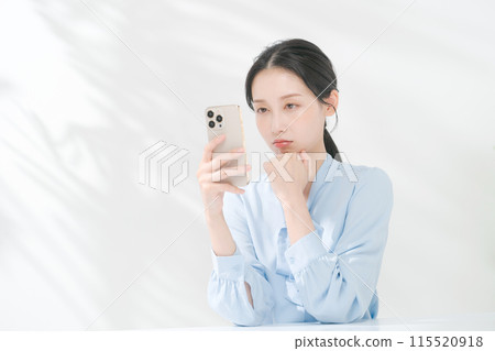 操作智能手機的女人 操作智能手機的女人 115520918