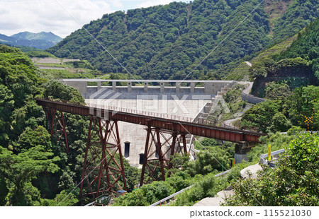 Minamiaso Railway's Tateno Bridge and the Tateno Dam under construction 115521030