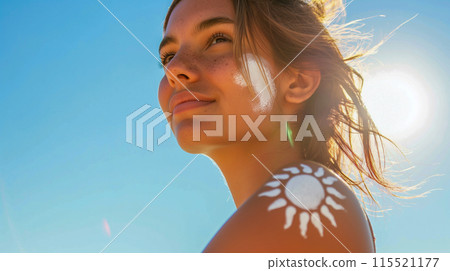 一位年輕女子身上塗有太陽標記，被太陽曬黑了 115521177