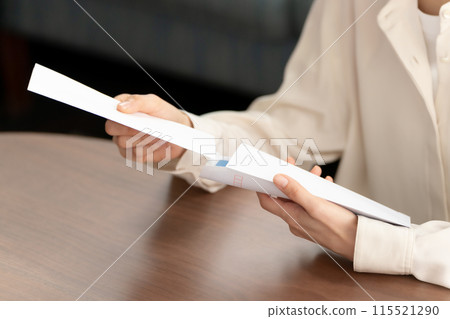 郵件信封，手中的女人 115521290