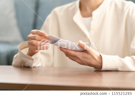 郵件信封，手中的女人 115521293