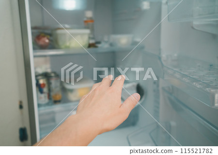 40多歲男子打開冰箱門的手 115521782