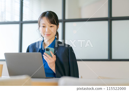 在辦公室工作的婦女 在辦公室工作的婦女 115522000
