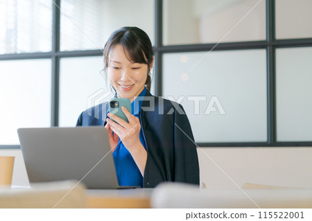 Woman working in the office Woman working in the office 115522001