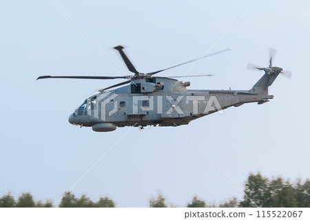 英國皇家海軍梅林HM.1反潛巡邏直升機低空飛行 英國皇家海軍梅林HM.1反潛巡邏直升機低空飛行 115522067