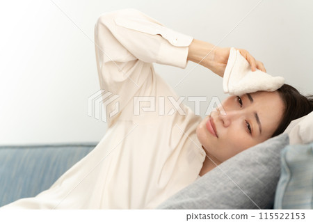 中年婦女擦汗更年期躺著 中年婦女擦汗更年期躺著 115522153