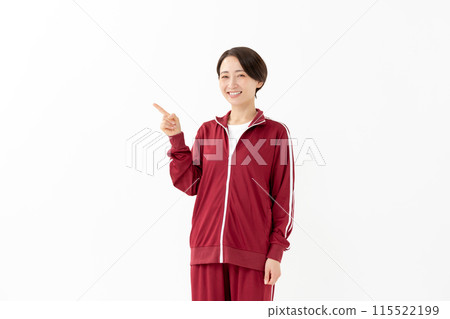 穿著球衣的女人指著 115522199