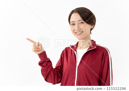 穿著球衣的女人指著 115522206