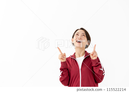 穿著球衣的女人指著 115522214