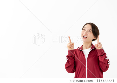 穿著球衣的女人指著 115522221