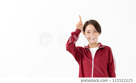穿著球衣的女人指著 115522225