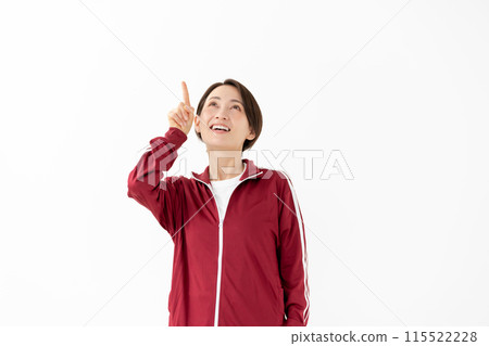 穿著球衣的女人指著 115522228