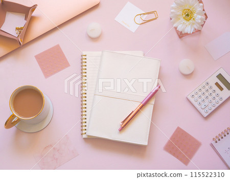 女性粉紅工作空間的可愛桌面形象、家庭預算、收支平衡、會計 115522310