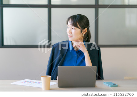 Business woman working in the office 115522700