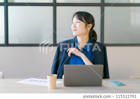 Business woman working in the office 115522701